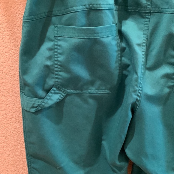 Men's Balance V-Neck Scrub Top & Zip Fly Scrub Pants Set - Picture 12 of 14